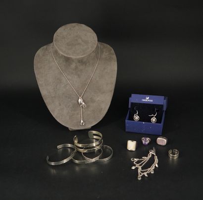 Réunion de bijoux fantaisie en métal et argent,...