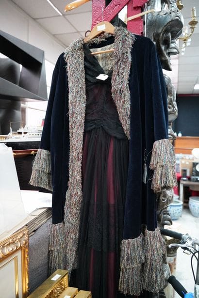 Manteau en panne de velours et franges, doublé...