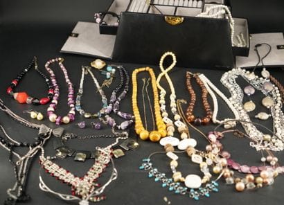 Réunion de bijoux fantaisie (2 boîtes). On...