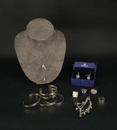 Réunion de bijoux fantaisie en métal et argent,...