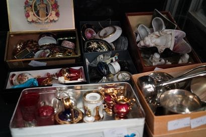 Réunion d'objets de vitrine, Pendule Bayard,...