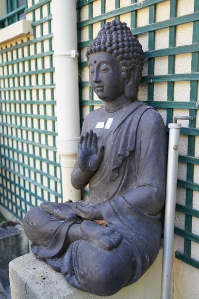 Bouddha en résine. On joint une Vénus en...
