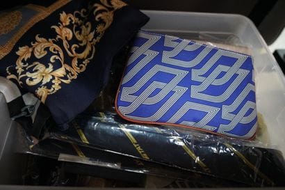 Réunion de vêtements, foulards, pulls et...
