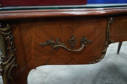 Bureau plat de forme galbée en bois de placage...