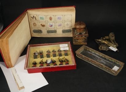 Réunion de soldats de plomb dans un coffret...