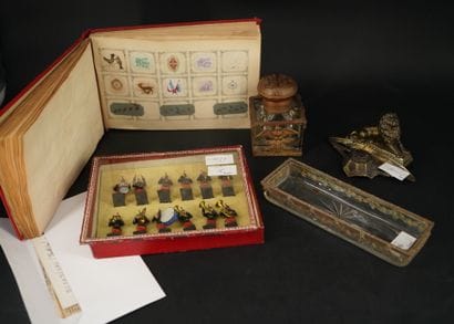 Réunion de soldats de plomb dans un coffret...