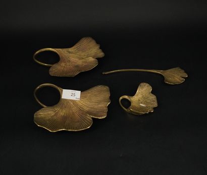 Réunion de vide poches en métal doré épousant...