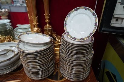 Deux parties de service en porcelaine de...