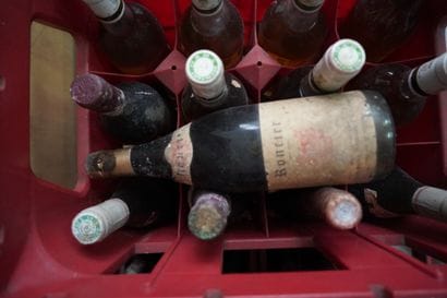 Important ensemble de bouteilles de vin....