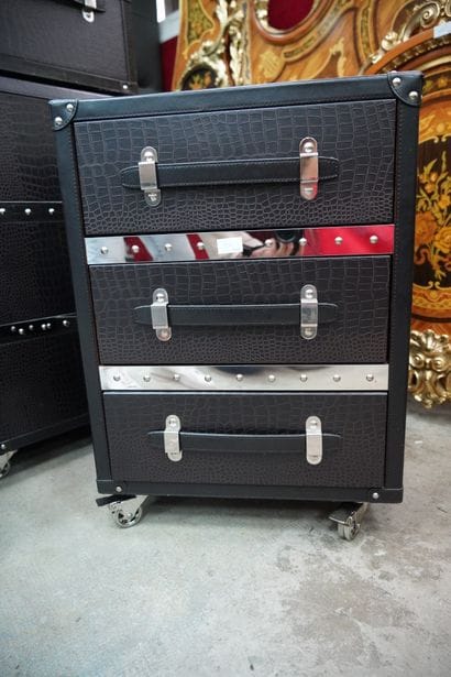 Ensemble en skaï comprenant une valise, deux...