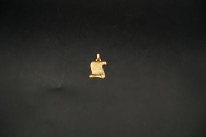 Deux pendentifs en or 18K (750), l'un circulaire...