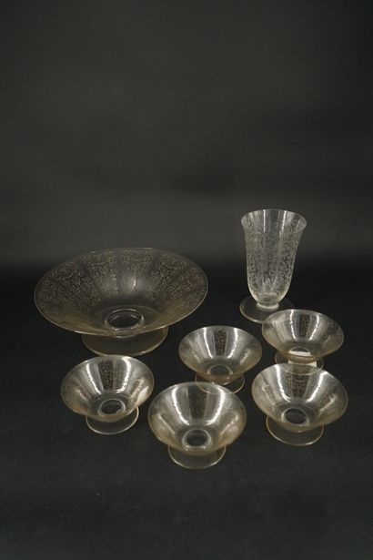 Une coupe, cinq coupelles et un vase en cristal...