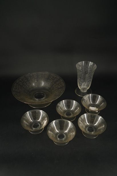 Une coupe, cinq coupelles et un vase en cristal...