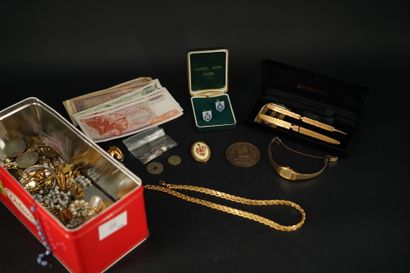 Réunion de bijoux fantaisie : boutons de...