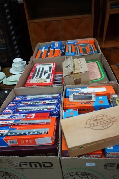 Lot de trains miniatures dont JOUEF, ROCO,...
