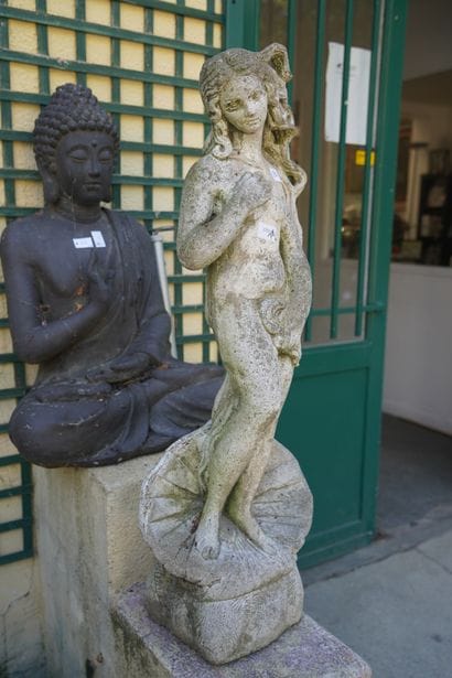 Bouddha en résine. On joint une Vénus en...
