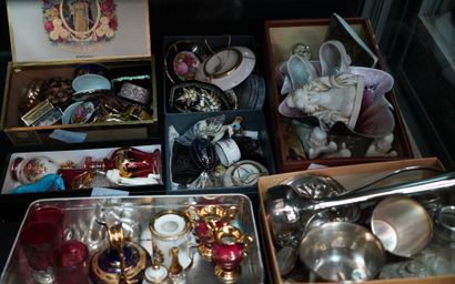 Réunion d'objets de vitrine, Pendule Bayard,...