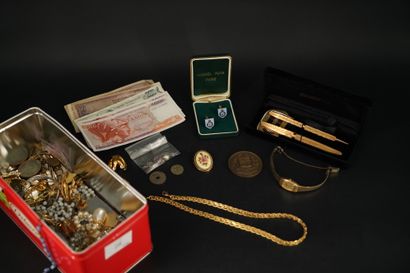 Réunion de bijoux fantaisie : boutons de...