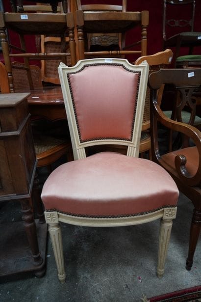 Lot de mobiliers courants : chaises paillées,...