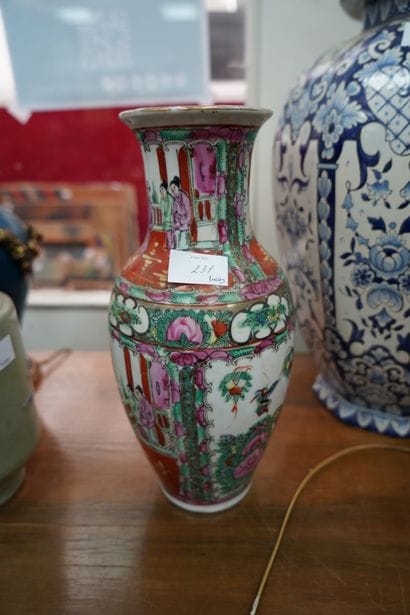 Réunion de céramiques asiatiques, vases montés...