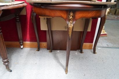 Table à rallonge de style Louis XV, à ornementations...