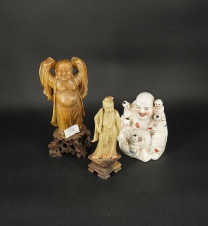 Trois sujets asiatiques en pierre dure et...
