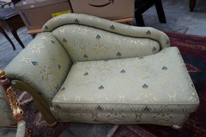 Un fauteuil et un pouf en bois doré recouvert...