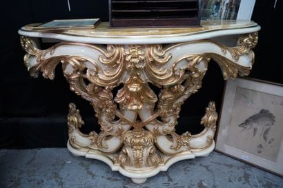 * Une console en bois peint et doré, style...