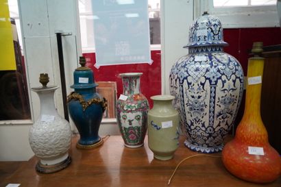 Réunion de céramiques asiatiques, vases montés...