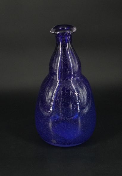 Vase en verre bleu signé 
