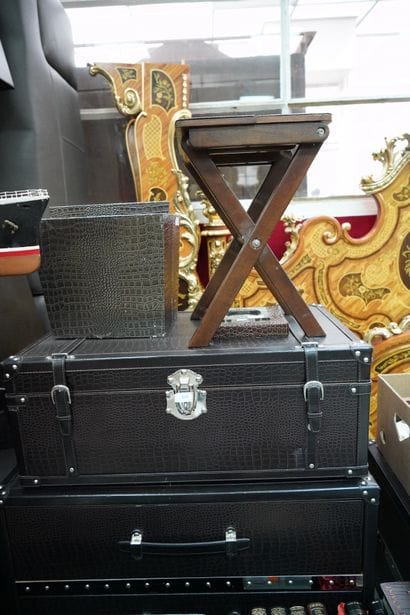 Ensemble en skaï comprenant une valise, deux...