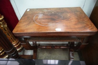 Une table basse à plateau à décor floral...