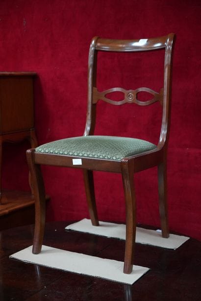 Lot de mobiliers courants : chaises paillées,...