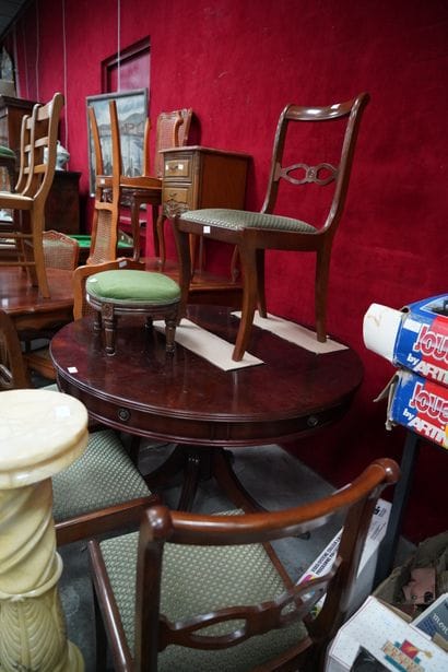 Lot de mobiliers courants : chaises paillées,...
