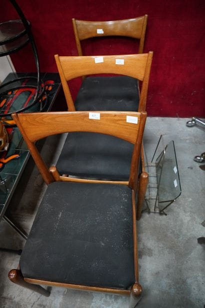 Suite de trois chaises en bois vernis, garniture...