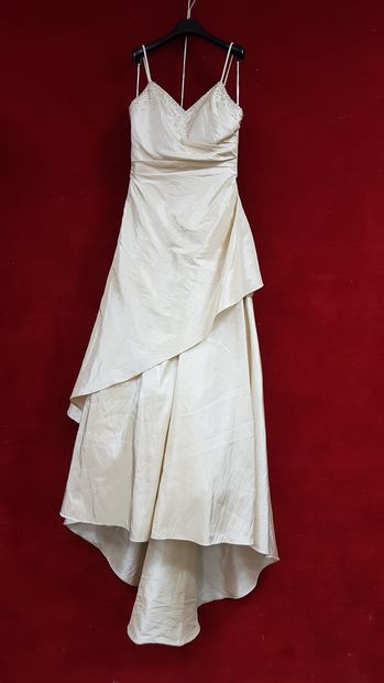 Réunion de huit robes et jupes de mariée...