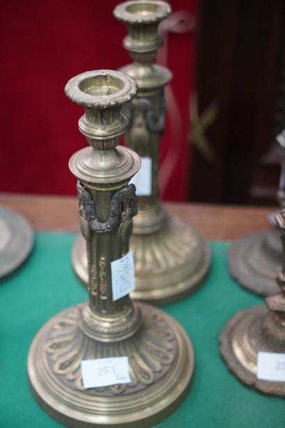 Paire de flambeaux en bronze doré, le fût...