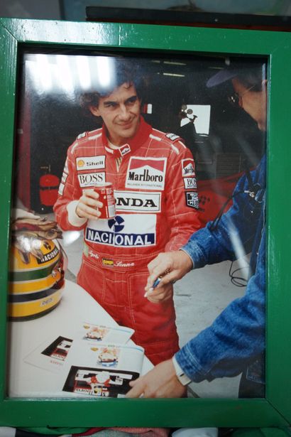 AYRTON SENNA, réunion de volumes, casquettes,...