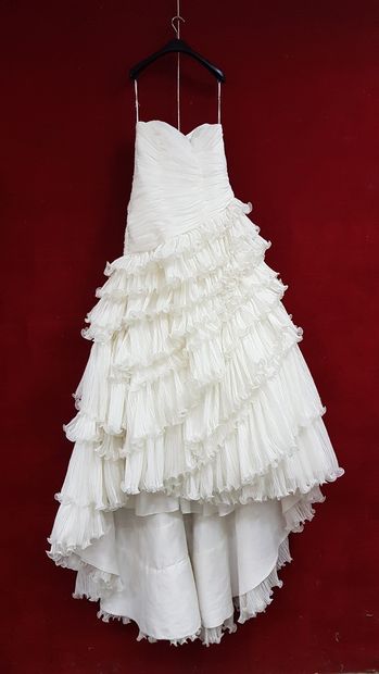 Réunion de huit robes et jupes de mariée...