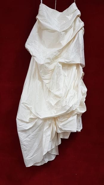 Réunion de huit robes et jupes de mariée...