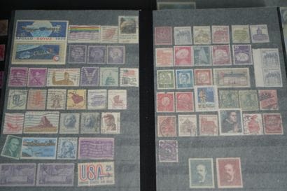 Réunion de quatre albums de timbres modernes....
