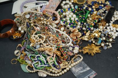Réunion de bijoux fantaisie, deux boîtes,...
