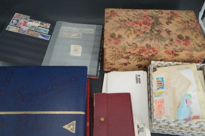 Réunion de quatre albums de timbres modernes....