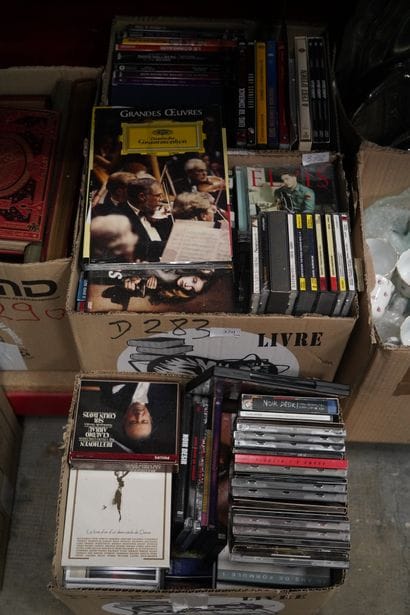 Réunion de CD et DVD. 3 cartons.