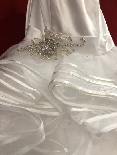 Réunion de sept robes et jupes de mariées...