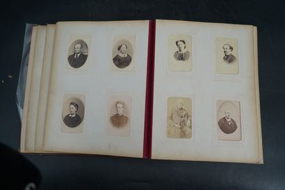 Album de photographies anciennes. En l'é...