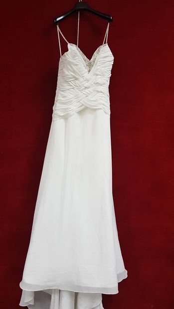 Réunion de huit robes et jupes de mariée...