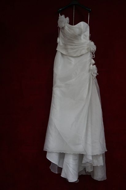 Réunion de huit jupes et robes de mariée...