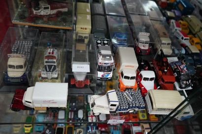 Réunion de voitures miniatures dont : Citroën,...
