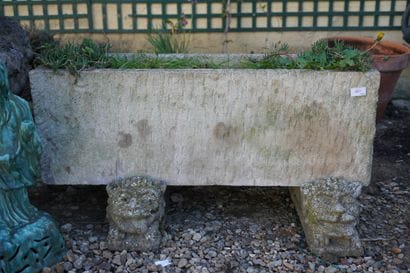 Jardinière de forme rectangulaire en pierre...